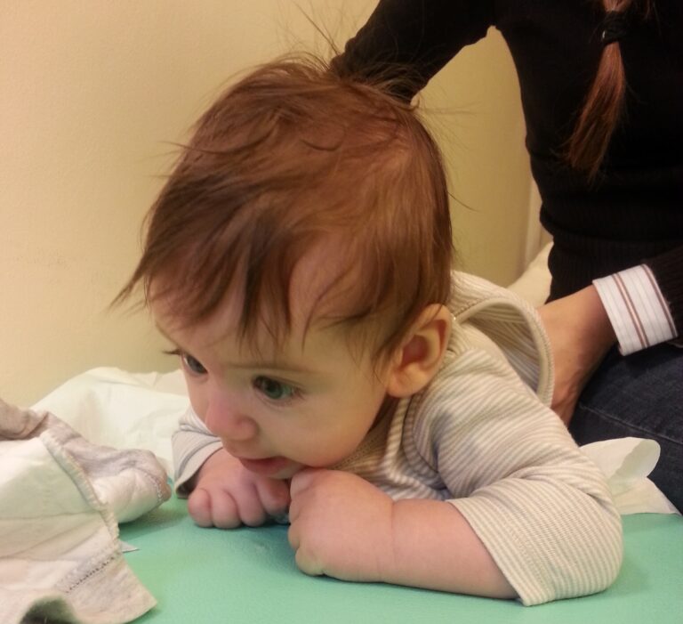 bimbo di 4 mesi durante una seduta di osteopatia